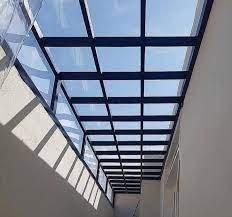 تصميم أنيق للمظلات يضيف جمالية وحماية للممرات الخارجية.