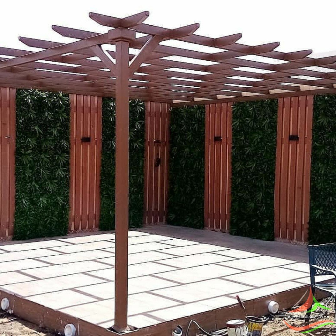 تصميم عصري لمظلات خارجية تضمن حماية من الشمس والمطر.