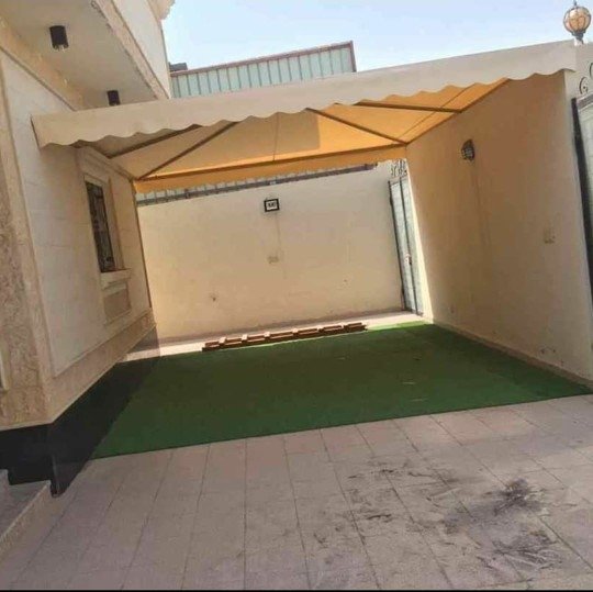 تصميم مبتكر في المظلات والسواتر يوفر حلاً مثاليًا للحدائق والممرات.