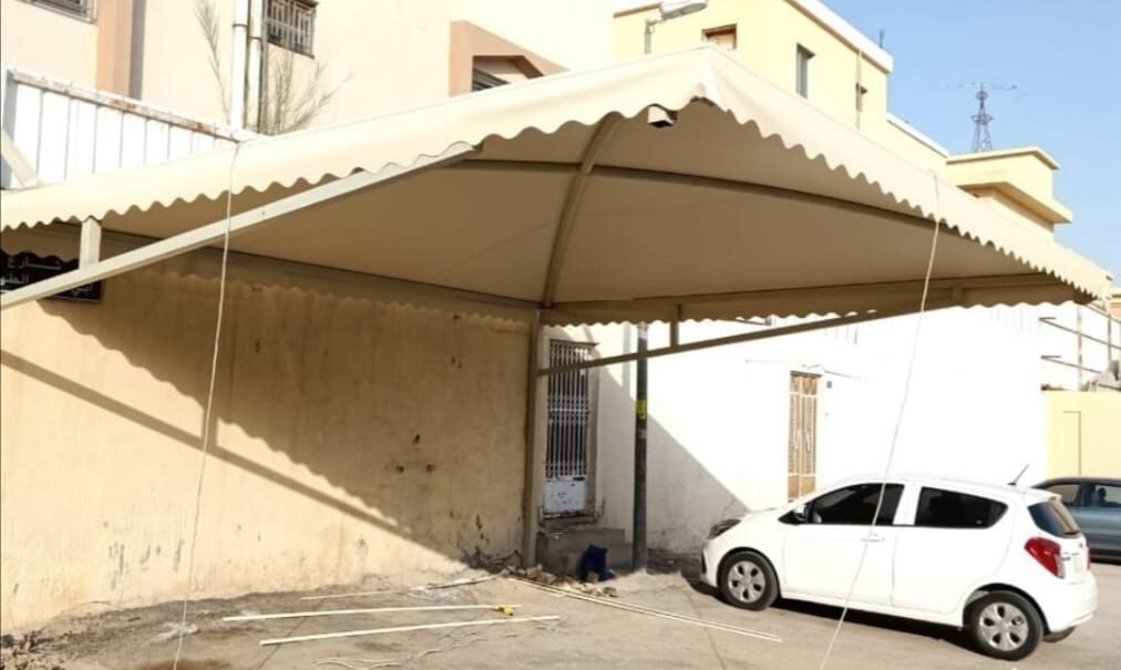 تصميمات حديثة للمظلات تضفي لمسة جمالية على المساحات الخارجية.