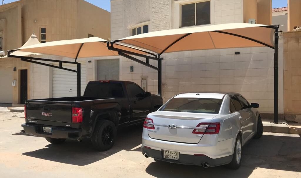 توفر مظلات سيارات ظلًا كاملاً لحماية السيارة من أشعة الشمس.