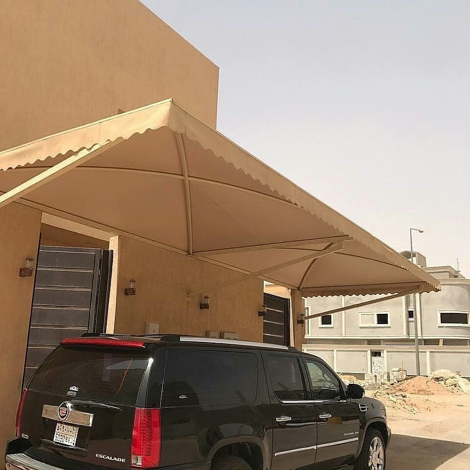 مظلات توفر حماية مثالية من أشعة الشمس الحارقة والحرارة.