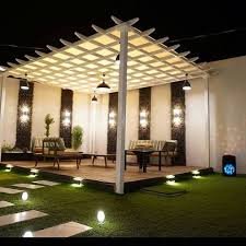 مظلات خارجية توفر ظلًا مريحًا في الحدائق والمنازل.