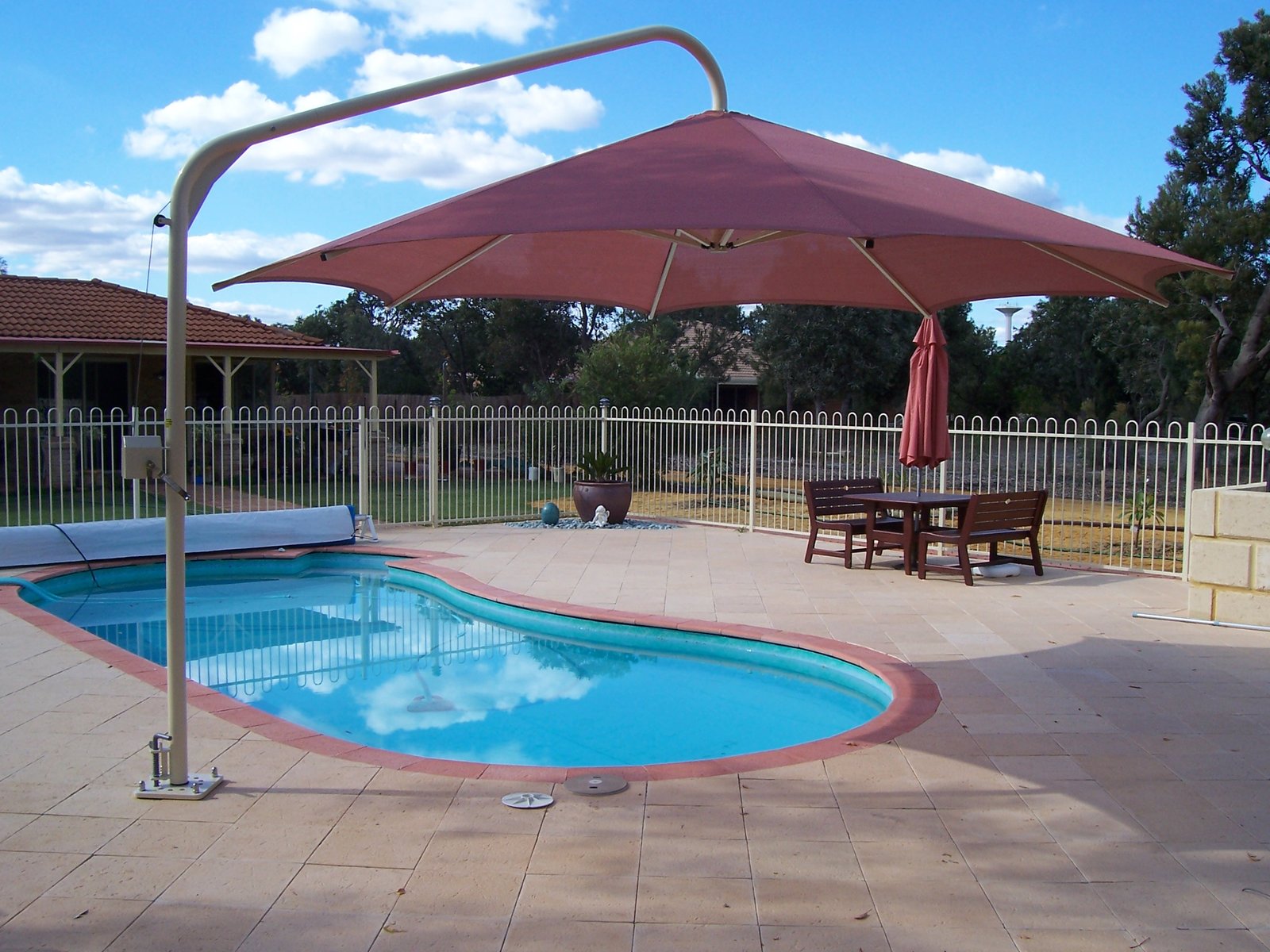 مظلات سهلة التركيب والإزالة، تناسب كافة الأماكن الخارجية.