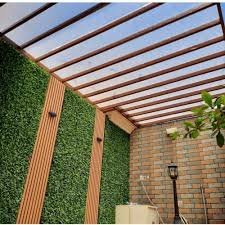 مظلات لكسان مقاومة للحرارة والعوامل الجوية توفر بيئة مريحة.