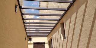 مظلات ممرات خارجية توفر الحماية من الشمس والمطر أثناء التنقل.