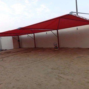 مظلات وسواتر توفر بيئة مريحة للأنشطة الخارجية والاحتفالات.