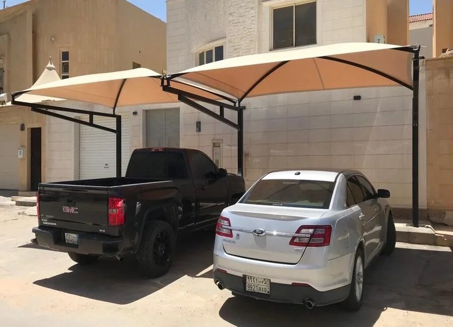 مظلات وسواتر توفر حماية كاملة من الشمس والرياح في المساحات المفتوحة.