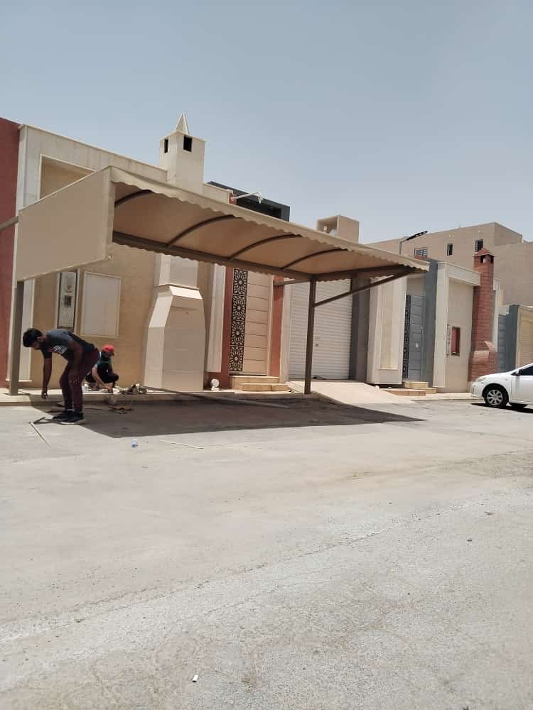 مظلات وسواتر مقاومة للأمطار والأشعة فوق البنفسجية لحماية فعالة.